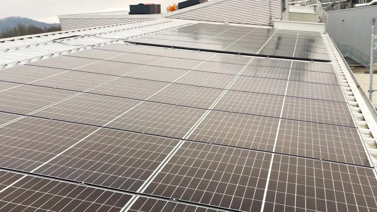 Photovoltaikanlage auf Gewerbedach mit Solarmodulen zur Stromerzeugung für Unternehmen
