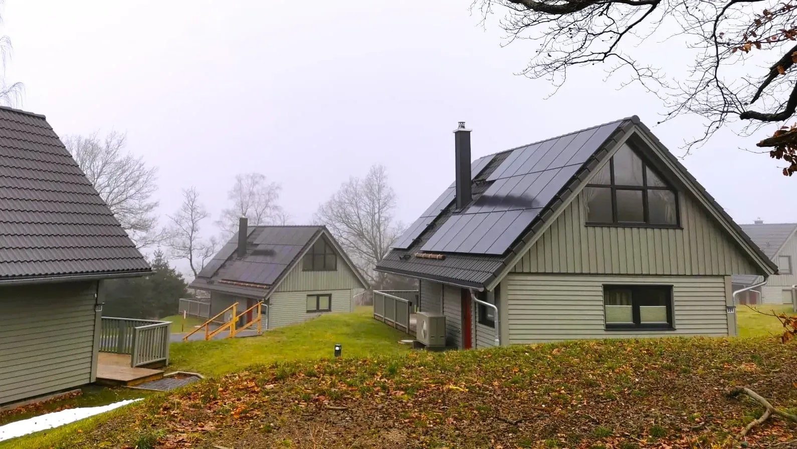 Einfamilienhaeuser mit Photovoltaikanlage auf dem Dach und Waermepumpe fuer nachhaltige Energie