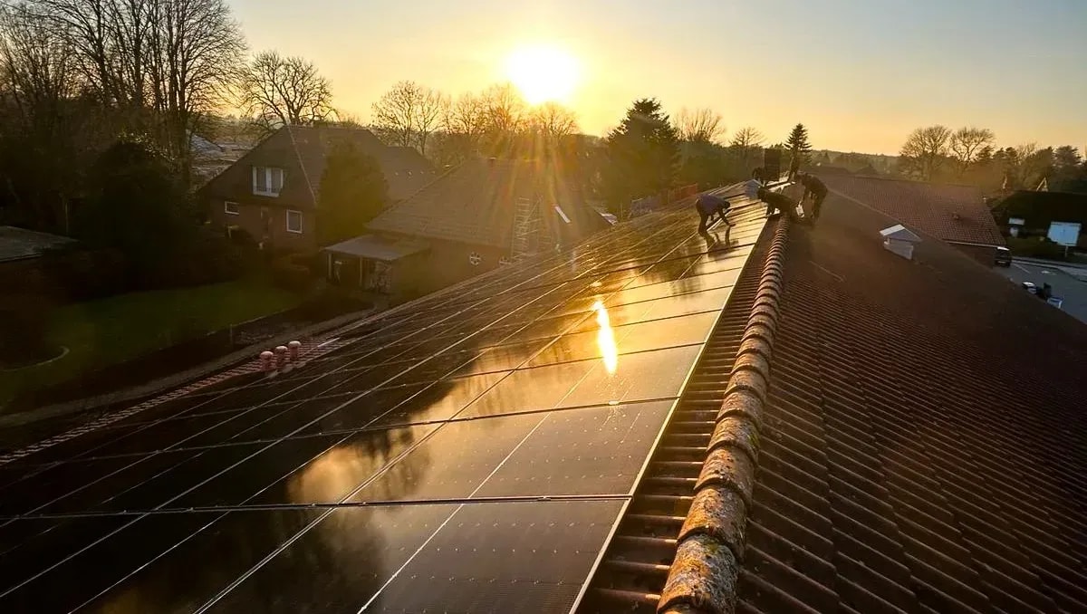 Photovoltaik-Anlage Montage auf Hausdach bei Sonnenuntergang durch Solar-Fachbetrieb