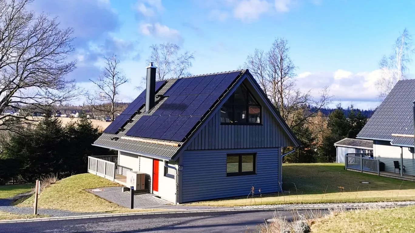 Einfamilienhaus mit großer Photovoltaikanlage auf dem Dach für nachhaltige Energie